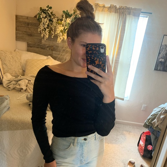 Off the shoulder sweater - Picture 1 of 6